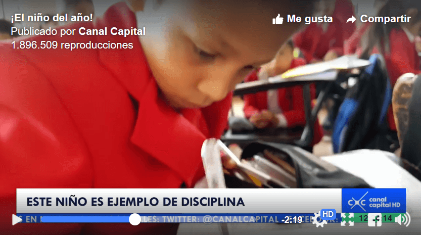 Daniel sale corriendo, provocando las carcajadas del periodista y sus colegas. El breve vídeo se compartió en el 
<a href="https://www.facebook.com/CanalCapitalOficial/videos/1475346102560564/"> perfil de Facebook de Canal Capital</a> y enseguida se hizo viral. Al día siguiente, el periodista volvió a buscar a Daniel a Patio Bonito, uno de los barrios más pobres de Bogotá. El 
<a href="https://www.facebook.com/CanalCapitalOficial/videos/1475200745908433/">segundo reportaje</a>, con más detalles sobre la vida del niño, alcanzó 1,1 millones reproducciones en tres días.