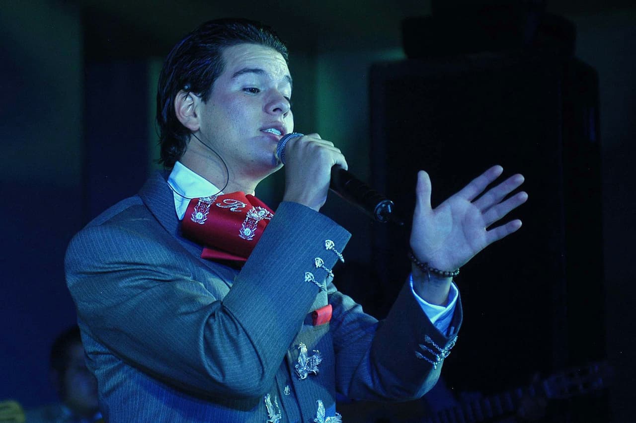 Tristemente para Rodrigo, pruebas de ADN confirmarían que Vicente Fernandez no tenía relación biológica con el cantante, demostrando la falsedad de las acusaciones de Patricia Rivera.