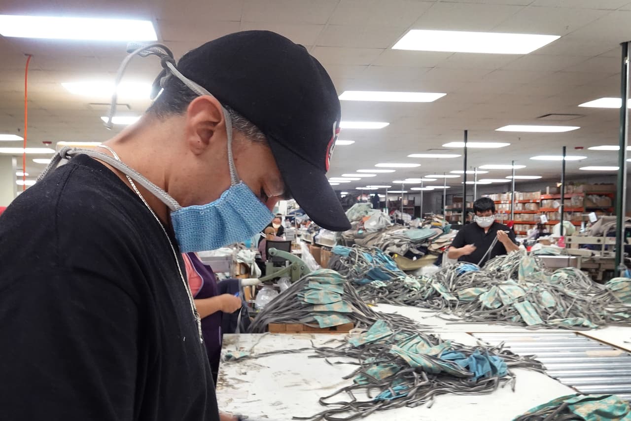 <b>Empresas que cambian de ramo temporalmente en EEUU (30 de marzo)</b>. La Casa Blanca pidió a las compañías que se incorporarán a la fabricación de insumos médicos básicos. La textilera Hanes y la automotriz General Motors acordaron hacer máscaras y respiradores para las salas de terapia intensiva y varios diseñadores de moda afirmaron que fabricarían indumentaria médica. En la fotografía los espacios de la empresa NorthCape, un fabricante de muebles que se encuentra elaborando artículos textiles médicos en en Alsip, Illinois.