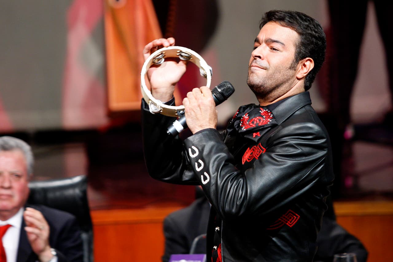 Incluso, trajes donde se aplica una variante de este material.