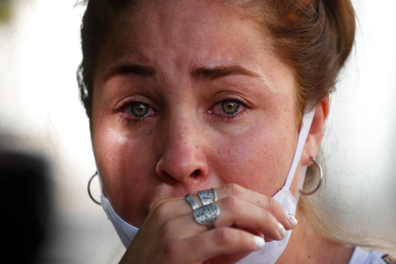Belén Miranda, allegada de la familia, llora durante el velorio de Úrsula Bahillo.