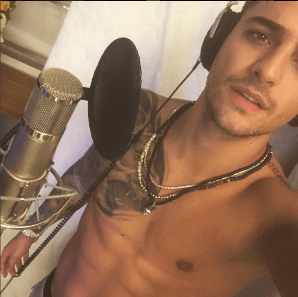 Incluso en el estudio aprovecha para estar cómodo y sin camisa.