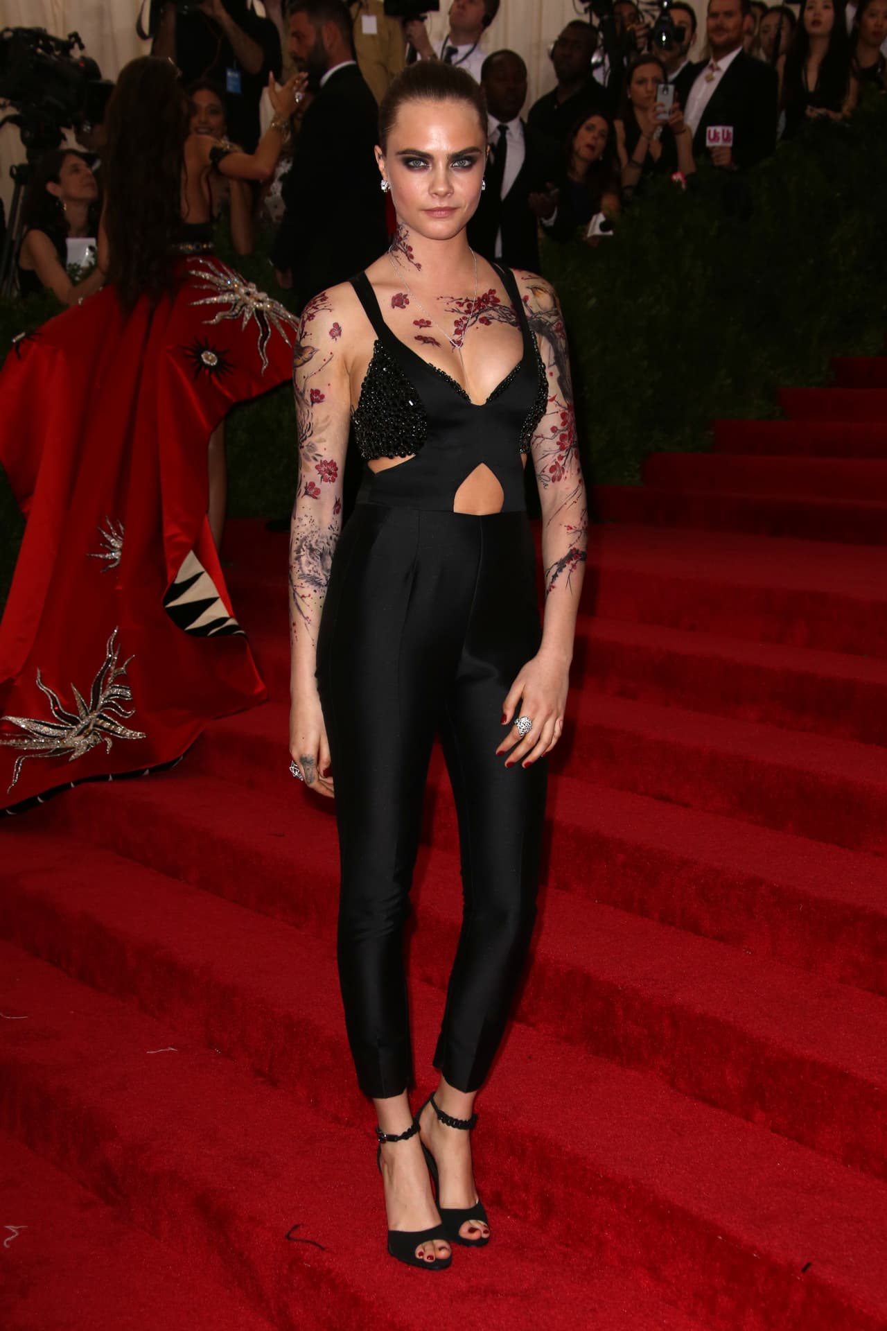 ¡¿Qué tal aquella ves que apareció con tatuajes en una alfombra roja?!