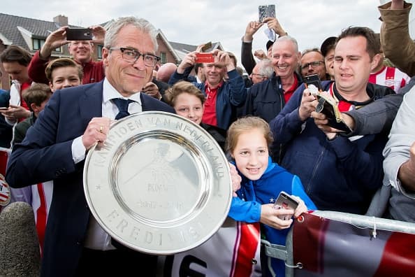 El trofeo que acredita al PSV como campeón del fútbol holandés estuvo en el estadio desde minutos antes de que arrancara el encuentro.