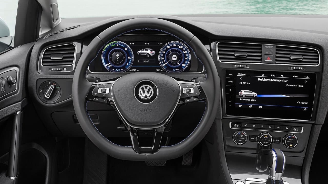 El precio inicial del Volkswagen eGolf se sitúa en los 30,495 dólares. Su autonomía de 125 millas por carga puede ser un compromiso razonable para aquellos que quieren conducir un buen auto sin contaminar el ambiente.