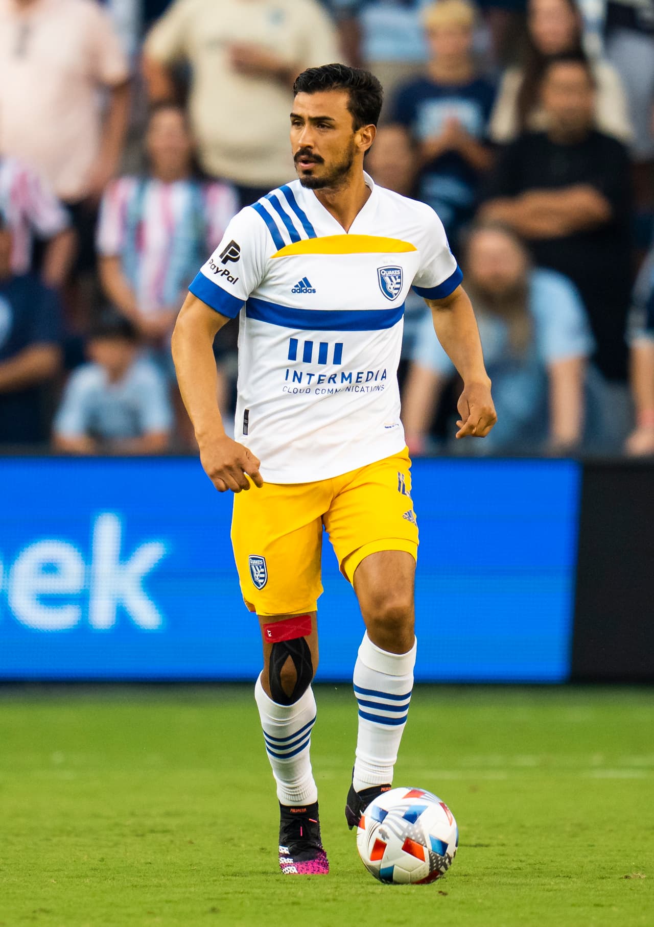 Uno de sus compañeros es el central Oswaldo Alanis (San Jose Earthquakes).
<br>