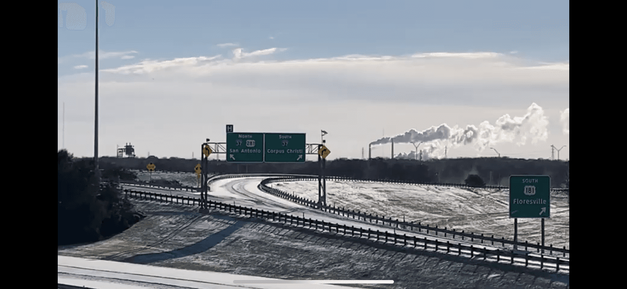 Las bajas temperaturas combinadas con lluvia helada, hielo en las carreteras, aguanieve y nieve dejan a su paso decenas de accidentes automovilísticos, apagones, daños en las tuberías y personas con hipotermia.