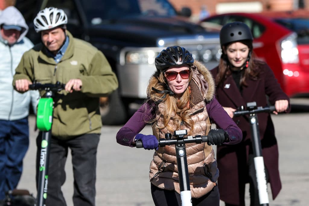 Cómodos y rápidos pero también contaminantes: por qué los scooters eléctricos no son tan buenos para el medio ambiente