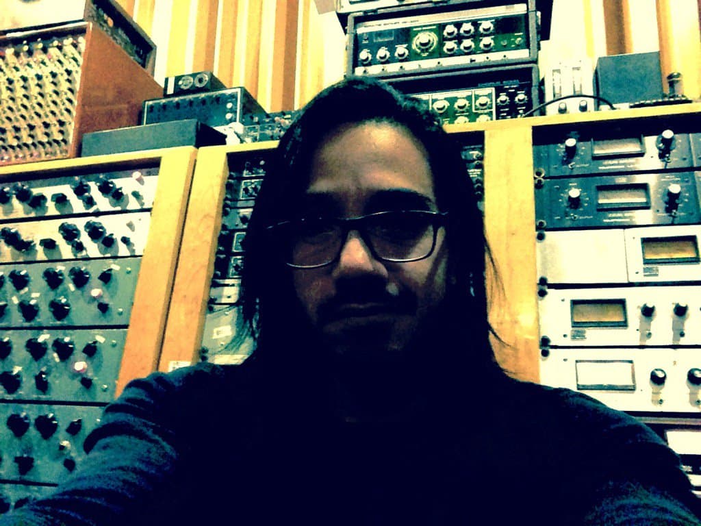 Gabriel Castañón ahora vive sus días muy feliz en su estudio de grabación.