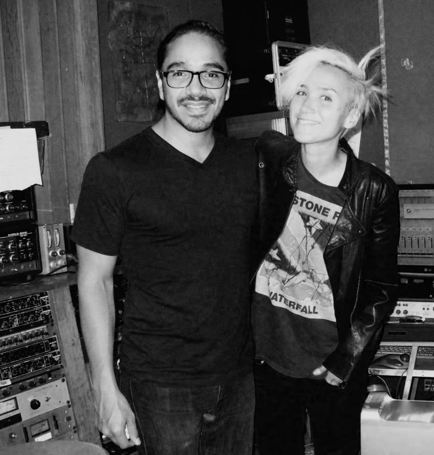 Y también sigue rodeado de artistas pero del ámbito musical.