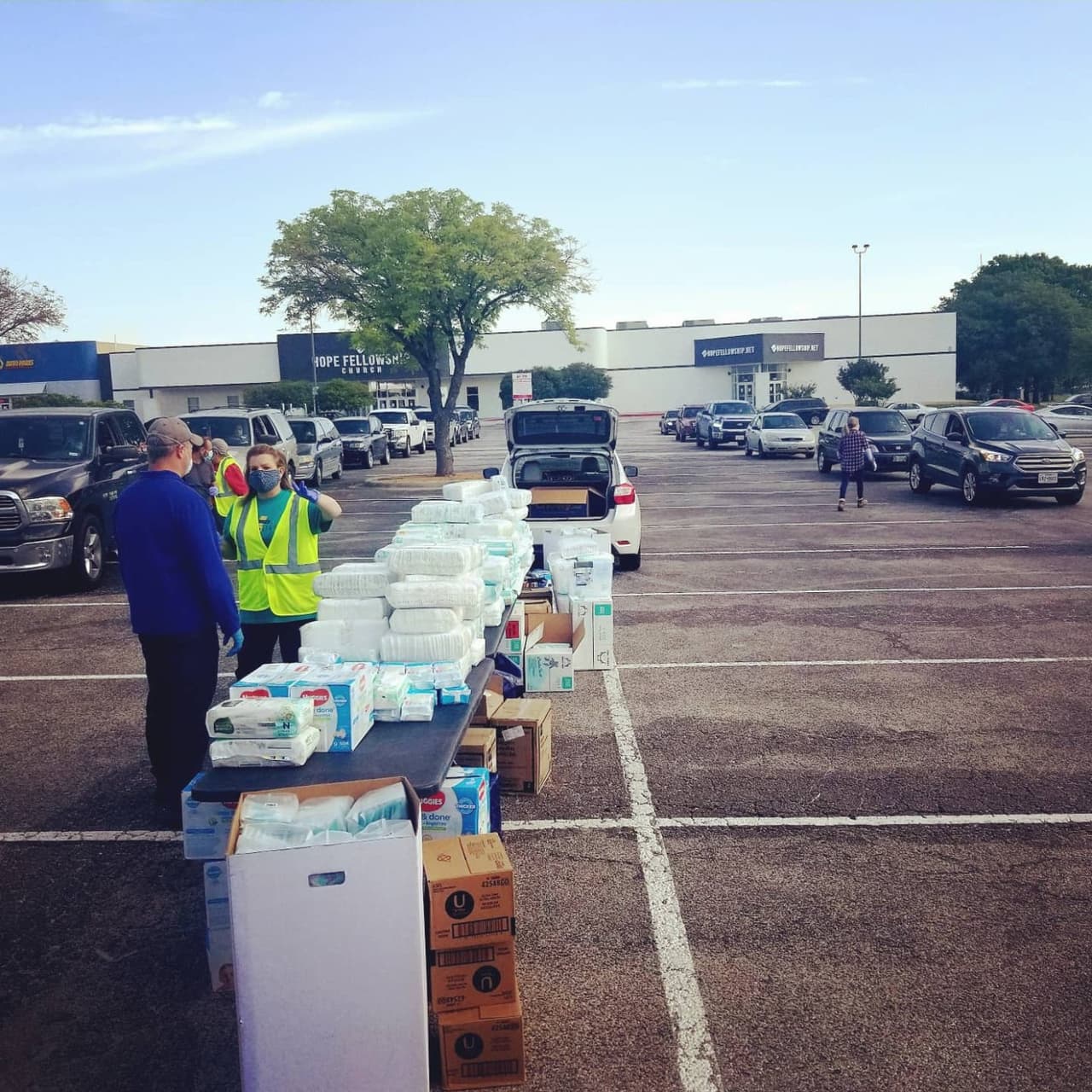 Voluntarios entregan pañales a familias necesitadas