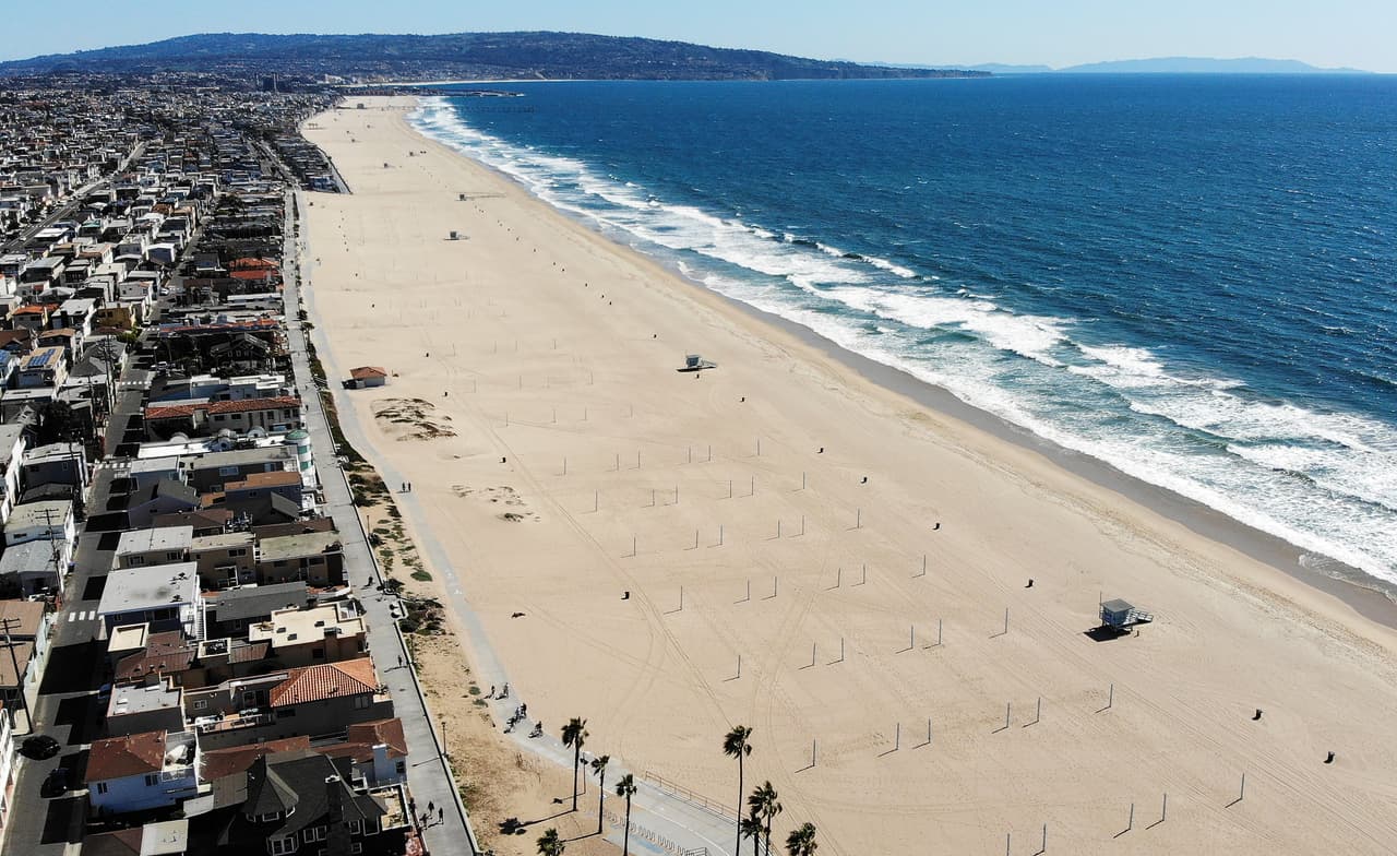 El 27 de marzo, el Departamento de Salud Pública de Los Ángeles anunció el cierre de
<b> todos los senderos públicos, playas y muelles dentro del condado</b>.