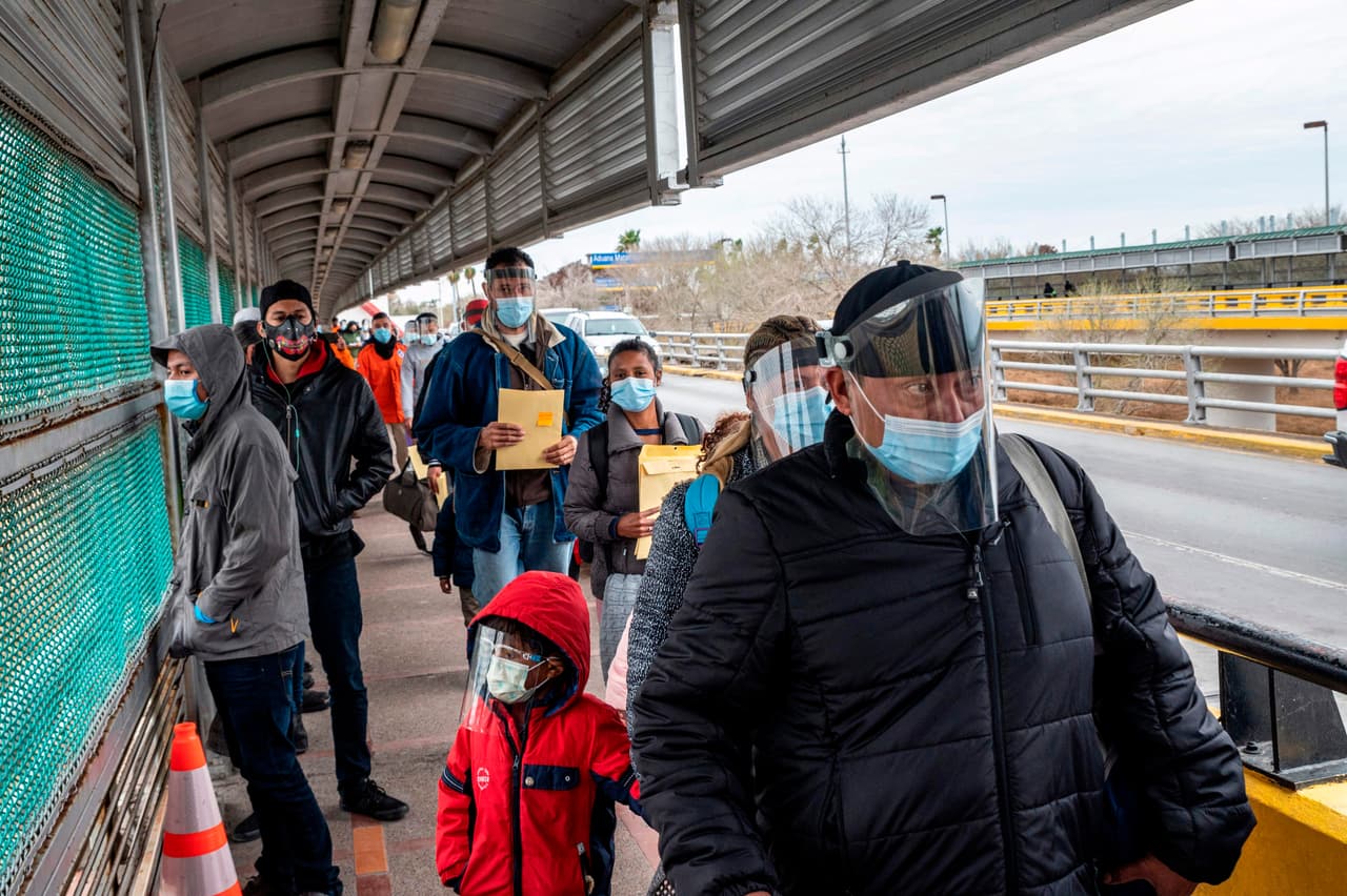 El 'miedo creíble': la esperanza de miles de migrantes que esperan en la frontera 