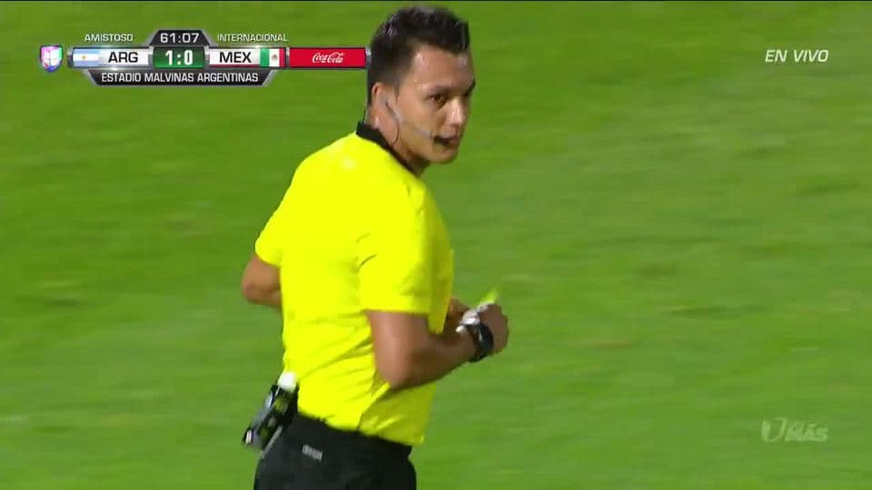 Tarjeta amarilla. El árbitro amonesta a Jesús Gallardo de Mexico
