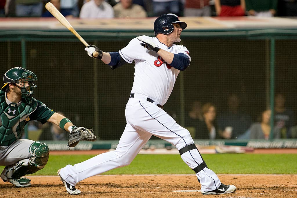 Jason Gilbert Giambi, nació el 8 de enero de 1971, es un ex primera base y bateador designado estadounidense, jugo en equipos como New York Yankees, Colorado Rockies, entre otros. En la temporada 2000, ganó el premio de Jugador Más Valioso de la Liga Americana, y a lo largo de su carrera logró quedarse con dos Bates de Plata y fue invitado a cinco Juegos de Estrellas.