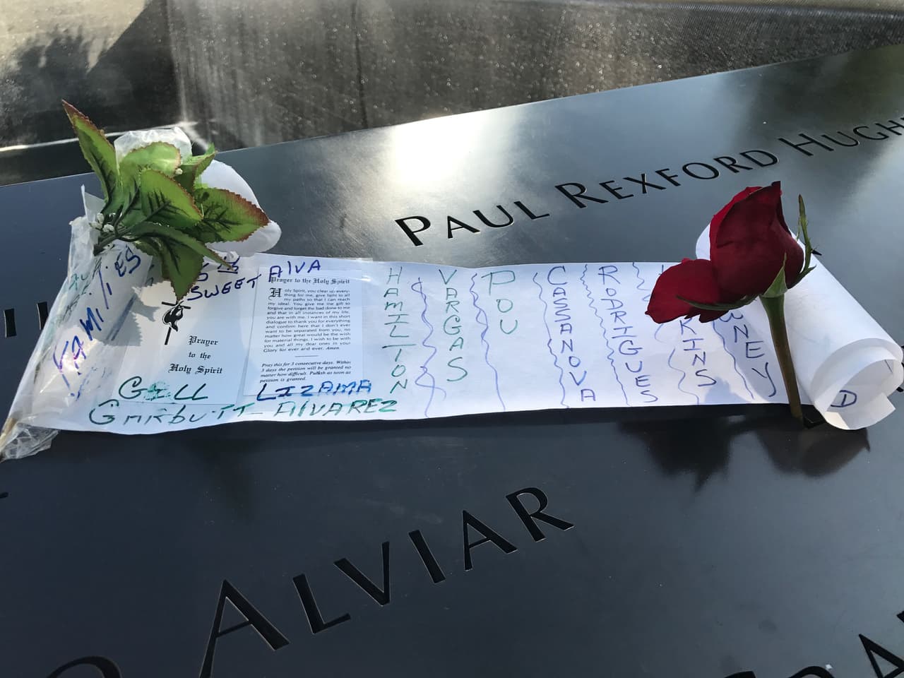 Estas familias de apellidos Vargas, Rodríguez, Hamilton... recordaron a los suyos con una oración al Espíritu Santo. (Patricia Vélez)