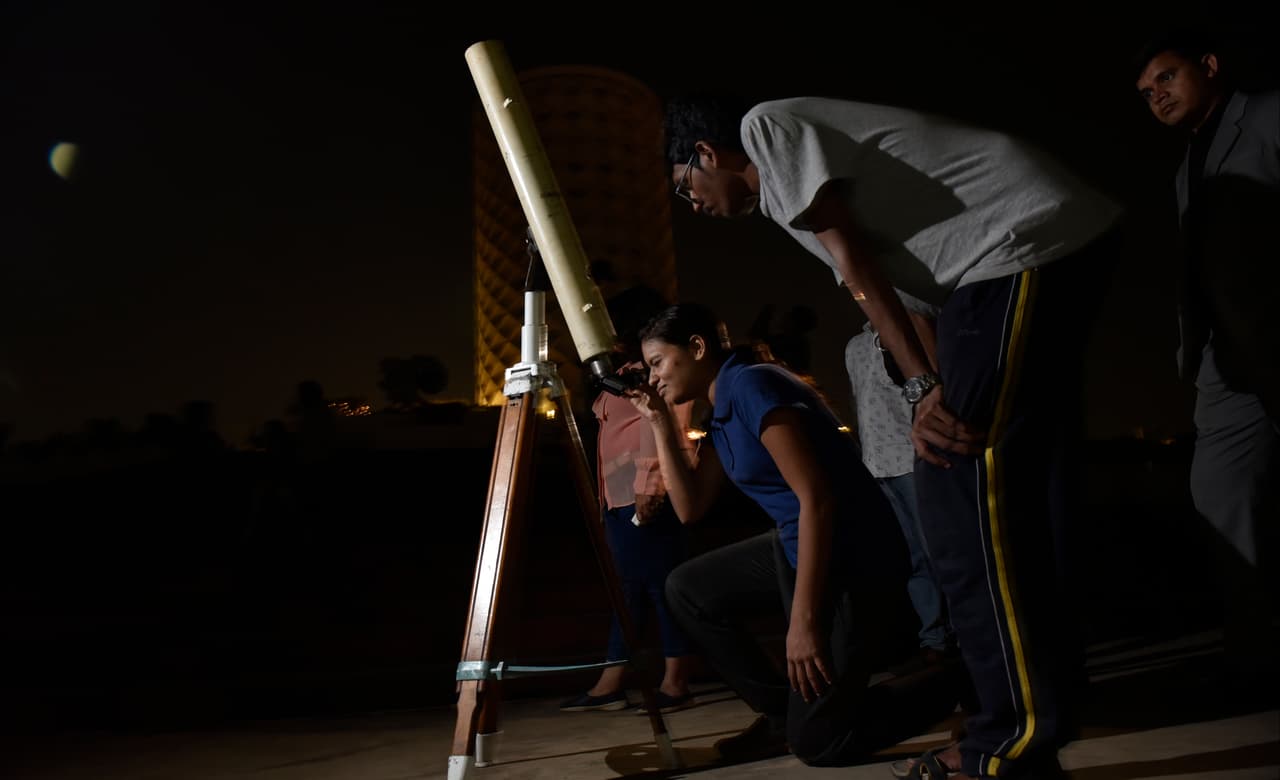Los residentes de California, y de la parte oeste de Estados Unidos, tendrán la posibilidad de presenciar este evento. "En la zona horaria del Pacífico, podrá ver el final de la ocultación, ya que Marte vuelve a aparecer detrás del lado oscuro de la Luna. Solo necesitará una vista despejada en el cielo del sudeste para verlo", indicó la NASA.