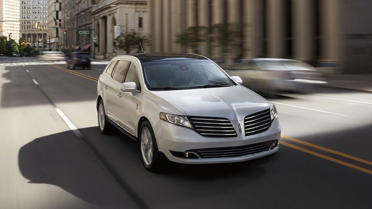 <b>Lincoln MKT</b>:
<br>
<br>¿Cuando fue la última vez que viste está camioneta? Pues increíblemente aún la fabrican, aunque parece que casi exclusivamente para servicio de limusina y otros tipos de transporte comercial. En todo caso la inexplicable crossover grande de Lincoln es construida en la planta de Ford en 
<b>Oakville, en la provincia canadiense de Ontario</b>.