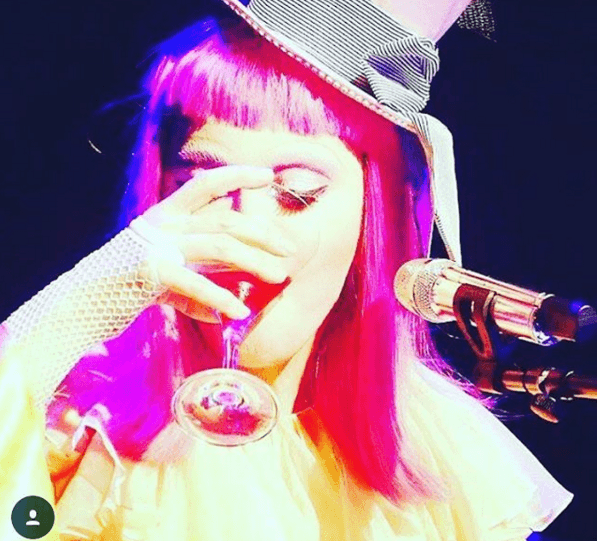 La 'Reina del Pop' está pasando por un muy mal momento, y no duda en demostrarlo, ella dijo en el escenario: "El hijo de pe... de mi ex marido, tiene a mi hijo", y después dijo "Que alguien pida por mi".