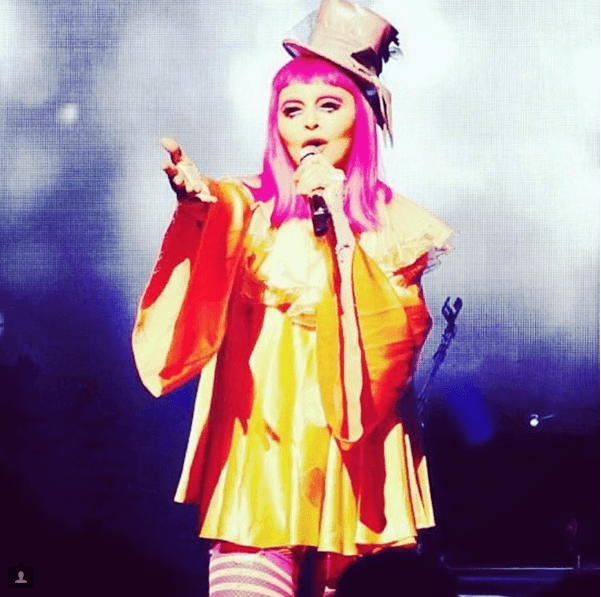 Incluso durante su segunda fecha en Melbourne, Australia, la cantante bebió tequila y habló de Guy Ritchie.