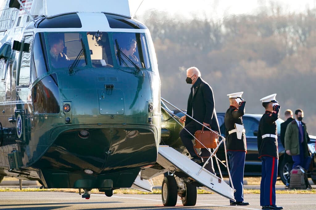El presidente Biden abordando el Marine One en Wilmington, delaware, para dirigirse a Washington.