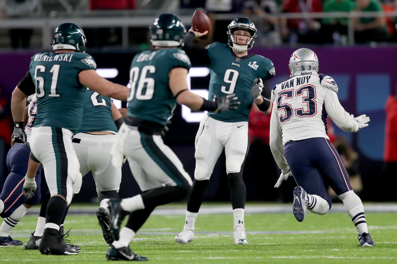 Con 3:25 en el reloj, los Eagles tienen primero y diez en la yarda 24 de New England.