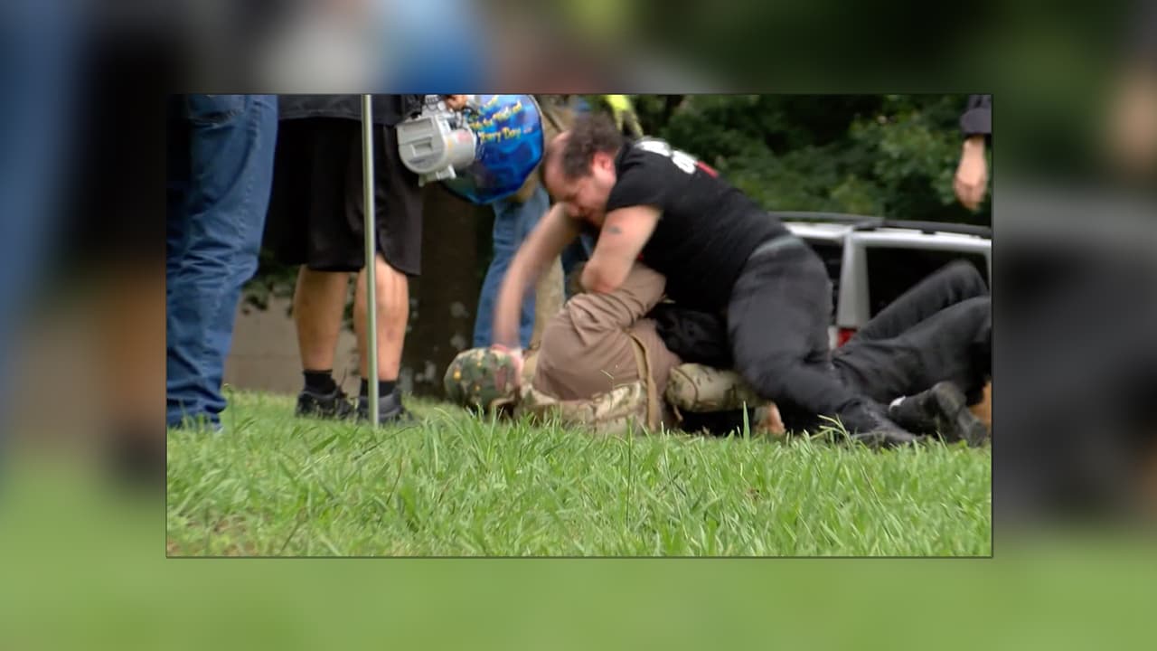 A los puños, se desata pelea entre dos manifestantes a favor y en contra de la Convención Republicana