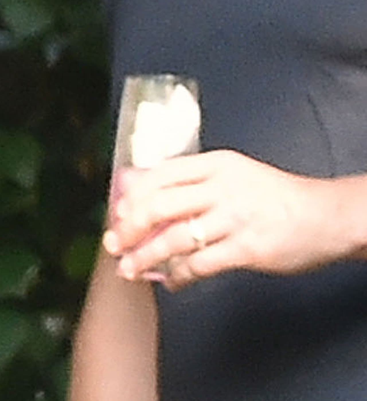 Aún usa su anillo de matrimonio.