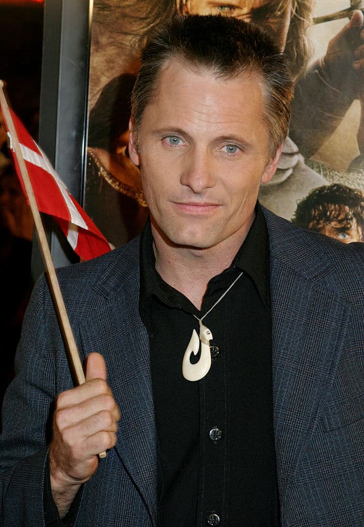 Mientras filmaba la escena de una pelea, Viggo Mortensen se partió un diente, fue al dentista durante la pausa de la comida y luego comenzó a filmar nuevamente el mismo día.