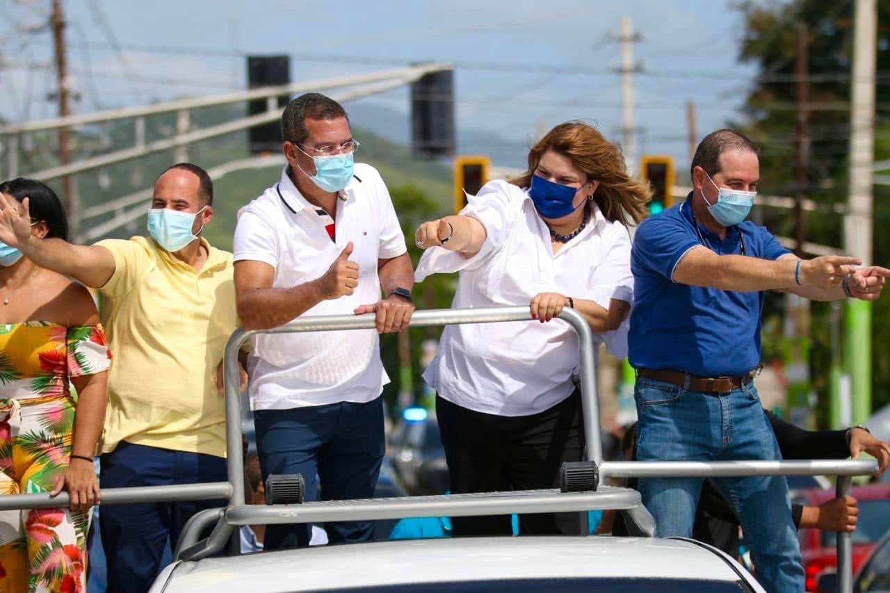 El líder estadista, junto al alcalde de Yauco, Ángel “Luigi” Torres, la primera dama Arline Roig, el representante Víctor Torres y los senadores Luis Berdiel y Nelson Cruz, recorrieron las calles del ayuntamiento.