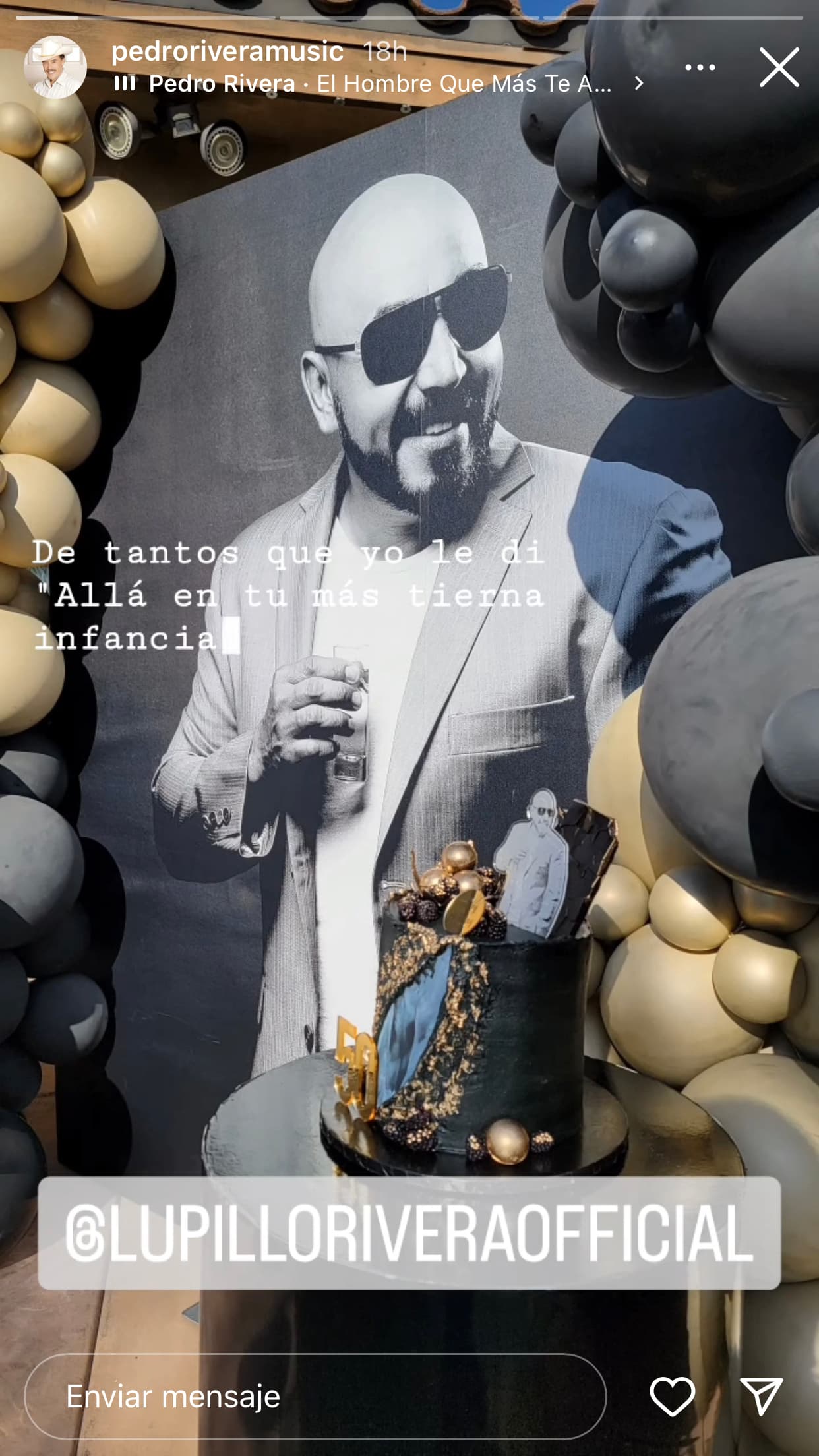 Pero mientras doña Rosa Saavedra festejaba con algunos de sus hijos, a algunos millas de distancia Lupillo hizo lo propio para festejar sus 50 años. 
<br>