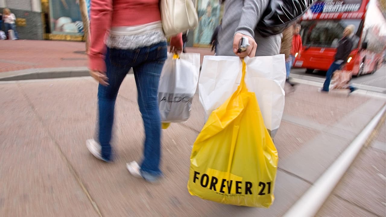 California demanda a Forever 21 por política discriminatoria de 'English Only'