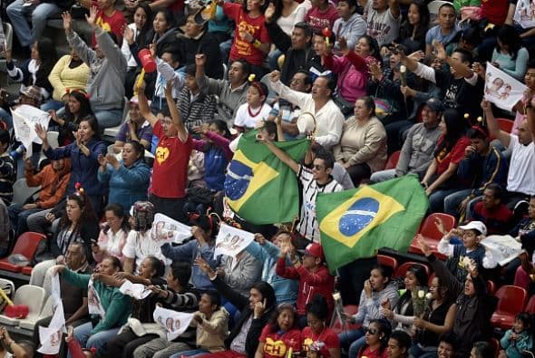 Algunos de los asistentes portaban banderas de otros países como las de Brasil, donde Roberto Gómez Bolaños fue muy querido.
