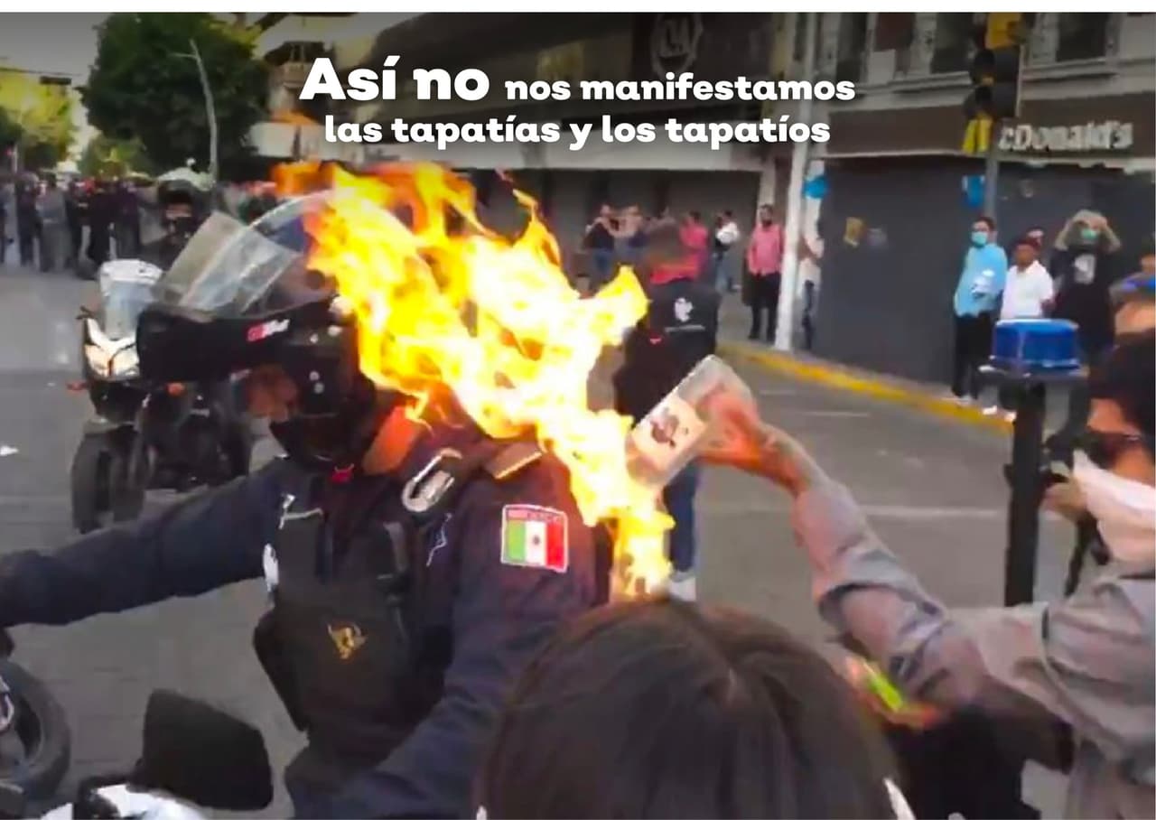 Imagen del momento en que un policía fue prendido en fuego en una manifestación por la muerte del albañil Giovanni López en Jalisco.