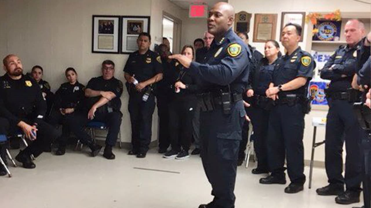 Christopher Brewster atendía una denuncia por violencia doméstica cuando fue disparado por Solis, quien había estado discutiendo con su pareja.