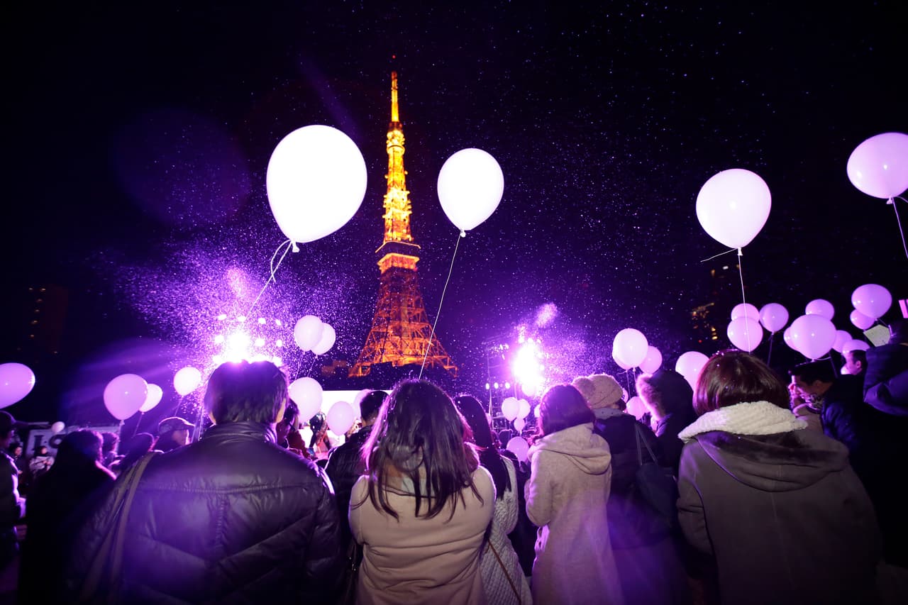 En Japón decenas de personas recibieron el Año Nuevo con globos.