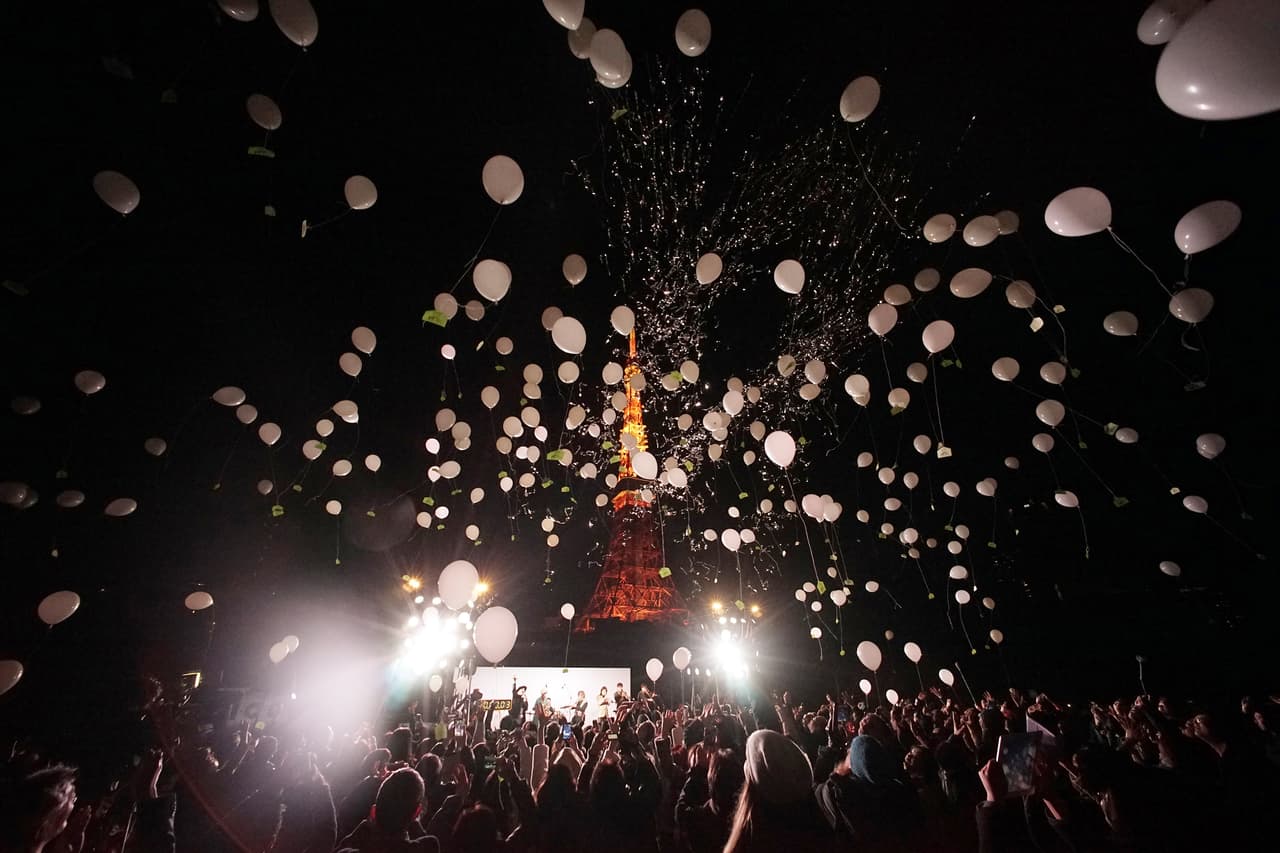 Una fotografía de las celebraciones en la Torre de Tokyo.