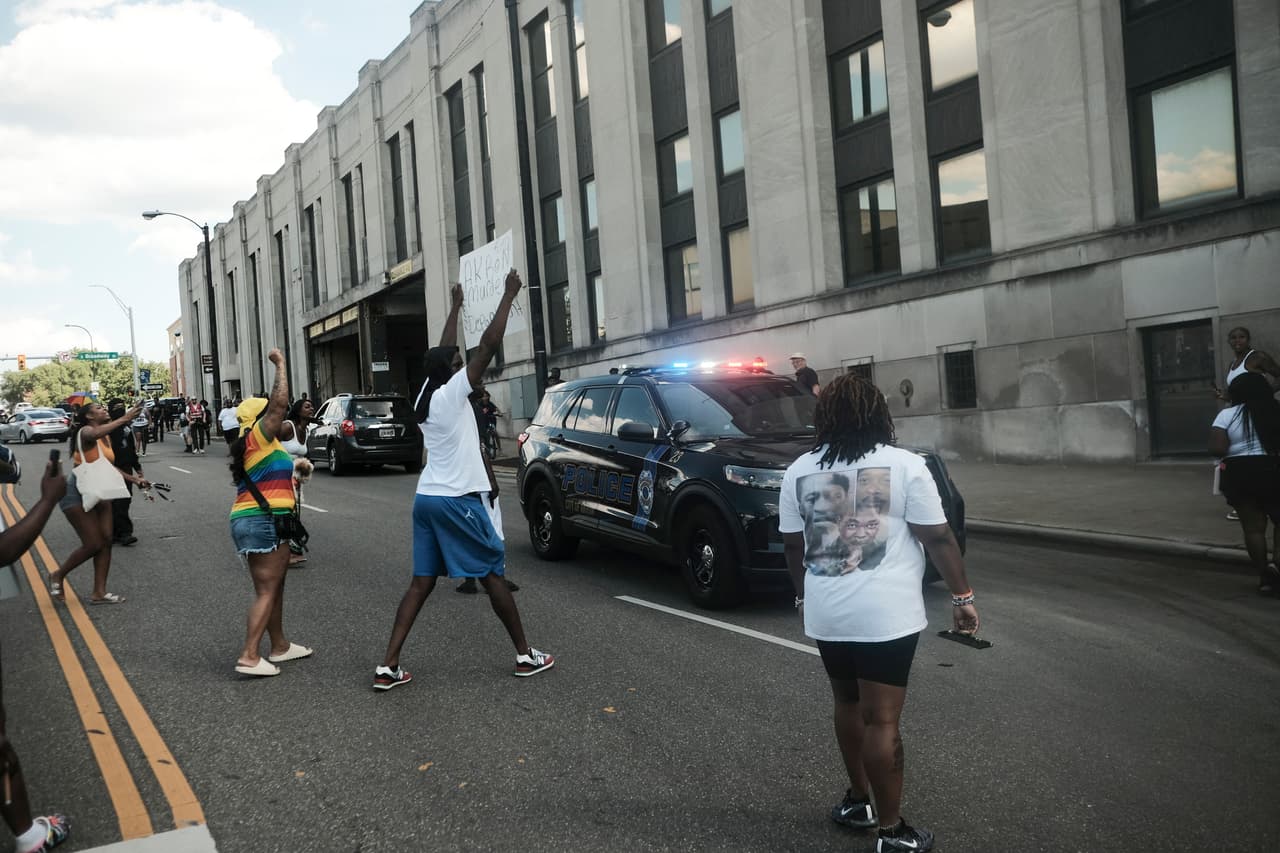 Bobby DiCello, abogado de la familia del fallecido, dijo al diario
<i>The Washington Post</i> que los policías abatieron a Walker "lo esposan y lo hacen rodar de espaldas y entonces comienzan a aplicar algún tipo de intento de medidas de salvamento, lo que después de más de 60 heridas y más de 90 balas se convierte en una causa perdida".
<br>