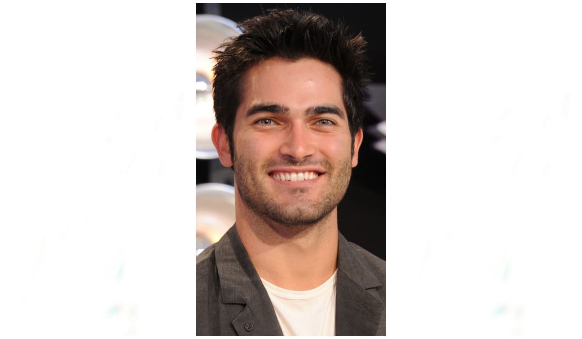 <b>Tyler Hoechlin</b>
<br>Derek Hale, mentor y amigo para Scott McCall, fue interpretado por Hoechlin hasta la cuarta temporada, debido a que el actor quería enfocarse en su carrera cinematográfica.
<br>