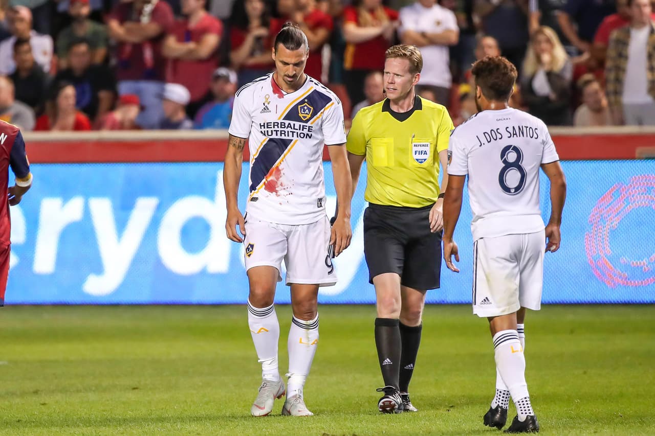 Batalla campal entre Cascadia y LA Galaxy amenaza con dejar sin Playoffs a Zlatan y los Dos Santos