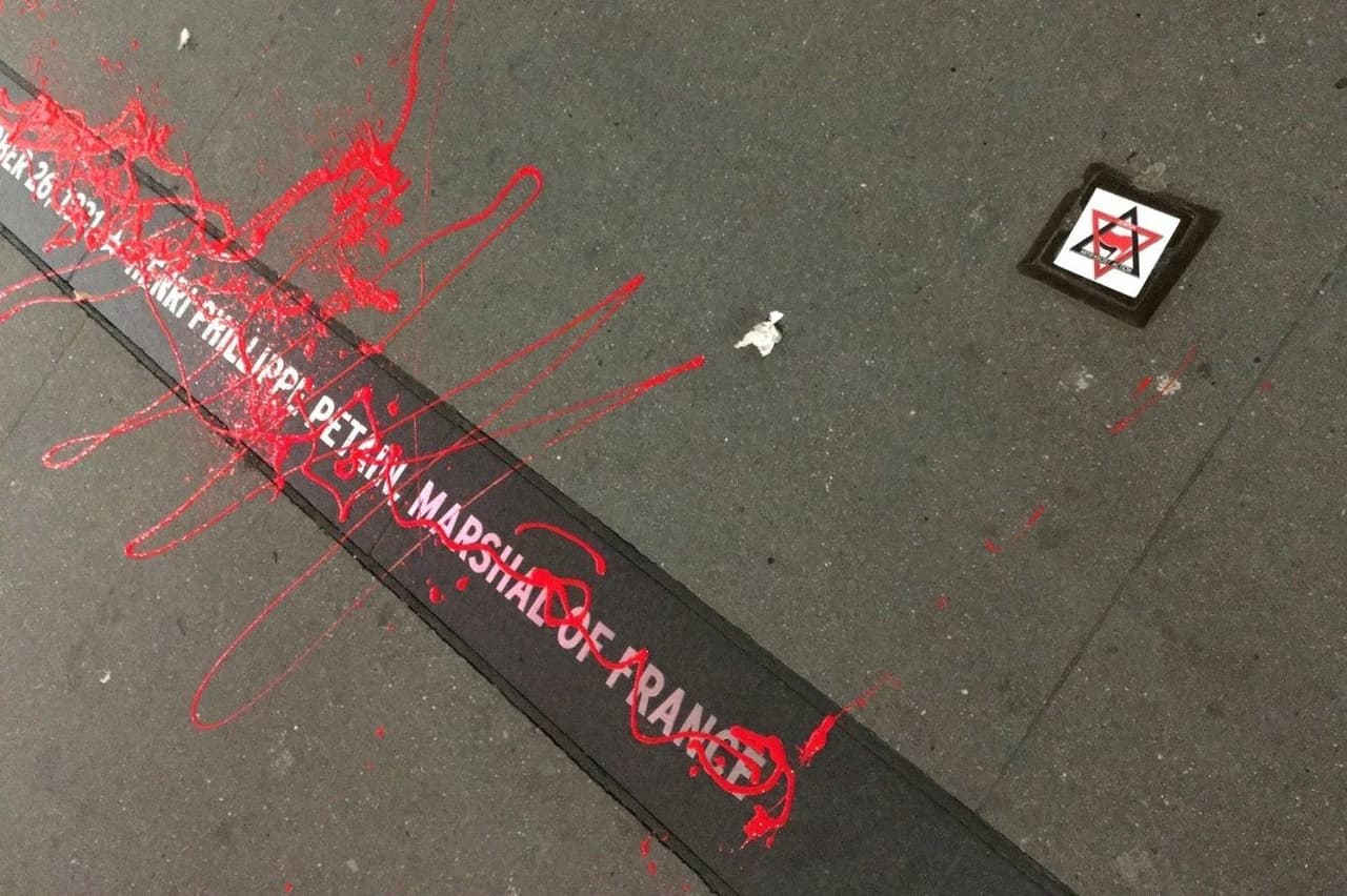 La comunidad judía ha pedido durante años que se remueve 
<b>el monumento a Philippe Pétain en Manhattan</b>. Pétain fue un jefe de estado francés que colaboró con los Nazis durante la Segunda Guerra Mundial.