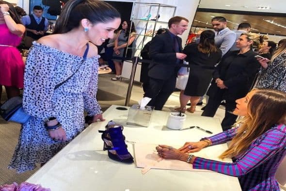 Algunos tuvieron la suerte de llevarse más de una firma (fotos: Twitter)