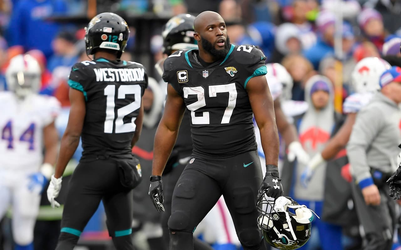 Leonard Fournette fue expulsado del juego ante los Bills por golpearse con Shaq Lawson.