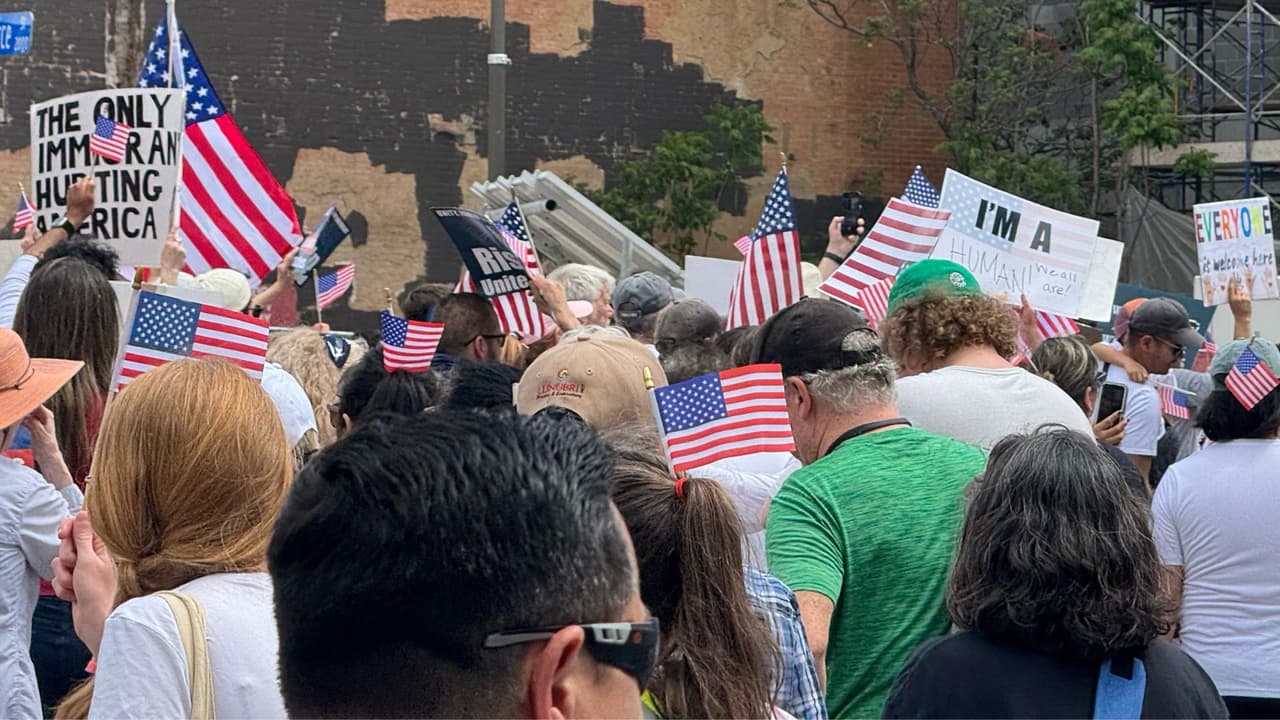 La marcha
<b> evocó la histórica manifestación de 2006, cuando más de 500,000 personas salieron a las calles de Dallas para defender los derechos de los inmigrante</b>s. Este año la respuesta de la comunidad superó las expectativas. Domingo García, representante de LULAC y organizador del evento, destacó el éxito de la movilización:
<b>“El odio y el terror que vemos a diario contra la comunidad inmigrante no representan el país que conocemos y amamos. Hoy, Dallas envió un mensaje claro: ¡Ya basta!”</b>.
