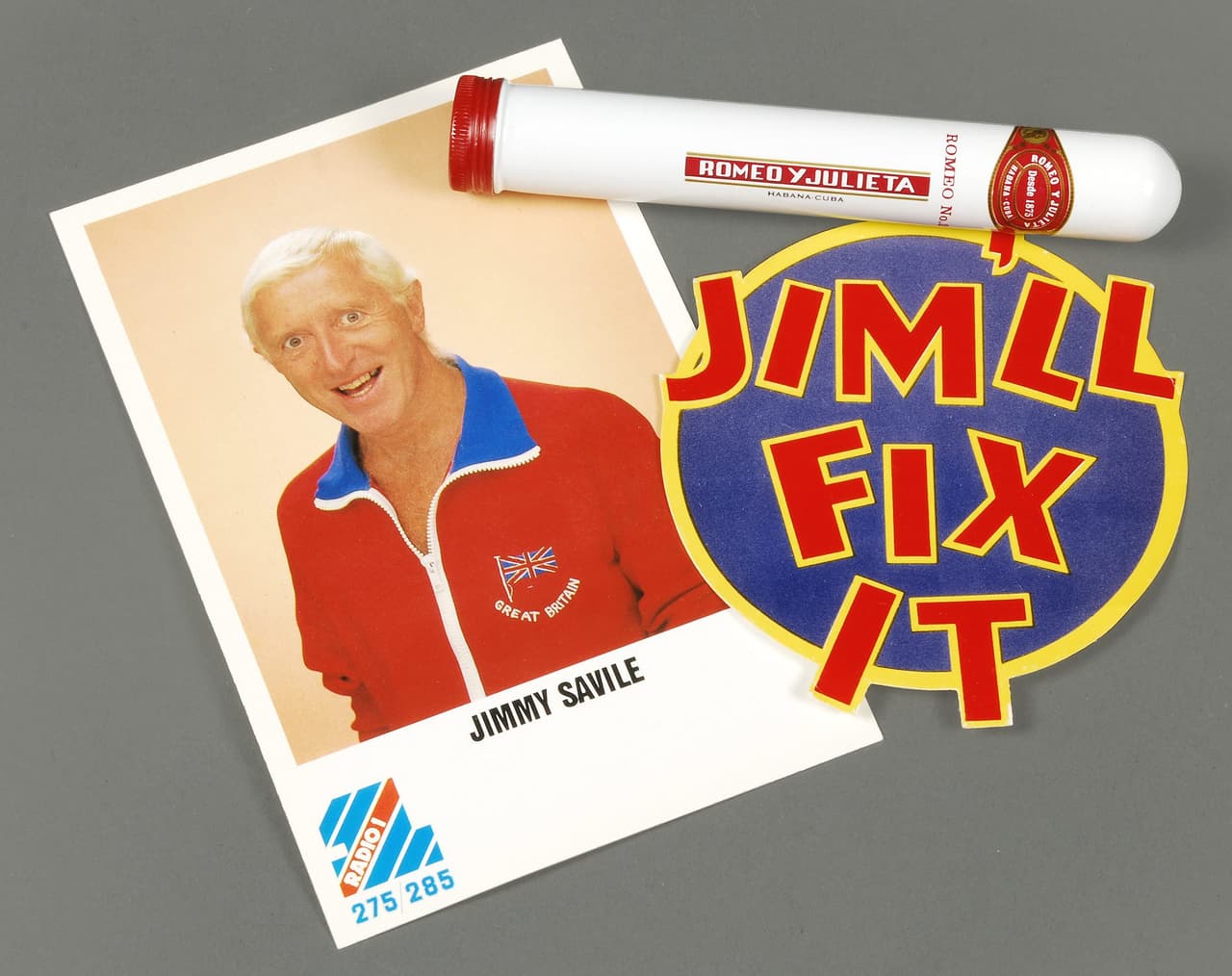 El conductor Jimmy Savile trabajó en la televisión por décadas y se volvió un ídolo de la gente, aunque mantenía en secreto sus actos criminales.