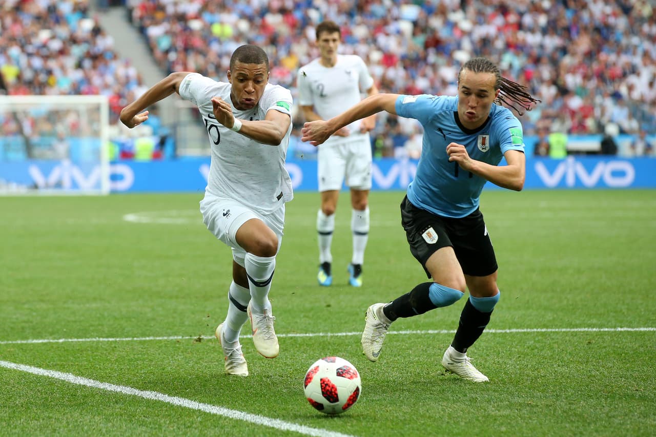 Poco a poco, aprovechando a Olivier Giroud en el area, Mbappé se corrió a la banda derecha y tuvo intensos duelos con Diego Laxalt.