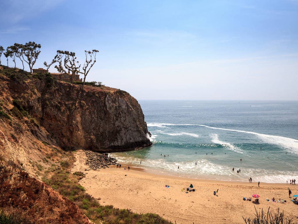 <b>4. Visita las mejores playas del sur de California.</b> El condado de Los Ángeles anunció que puedes reclamar pases para tener acceso gratis por un día al estacionamiento de más de 200 playas del estado. Para 
<a href="https://twitter.com/CountyofLA/status/1543338975548657665 " target="_blank">reclamar</a> el pase solo debes ir a una biblioteca local.