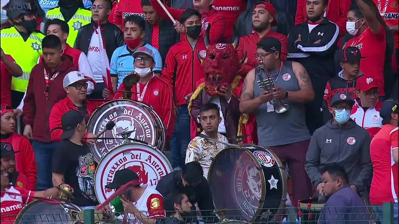 Arranca el partido y la pelota está en juego.