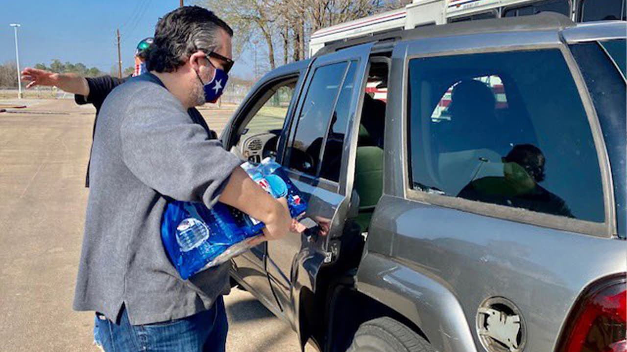 El senador fue noticia esta semana luego de que se dijera en las redes sociales que había viajado a 
<a href="https://www.univision.com/temas/mexico-city">Cancún, México,</a> junto a su familia en medio de un apagón masivo de Texas y miles de familias sin el servicio de agua.