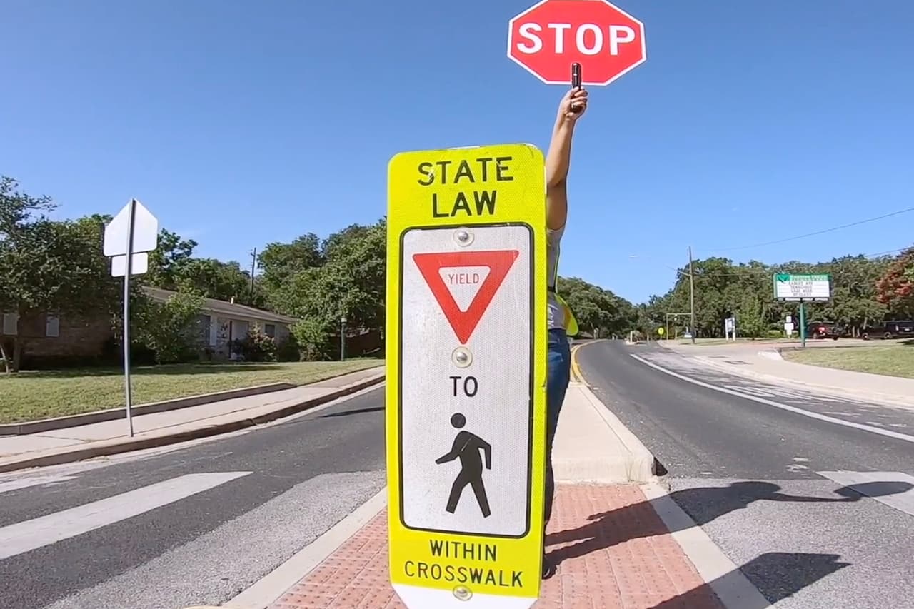 El año pasado, 1,300 personas resultaron heridas de gravedad y 668 personas murieron en choques viales que involucraban a peatones en Texas. Esto es un aumento de 5% con respecto al 2018. Los choques contra ciclistas en el 2019 también cobraron la vida de 68 personas e hirieron de gravedad a 313 personas. Estos números siguen una tendencia alarmante que ha visto un aumento en la muerte de peatones y ciclistas en los últimos cinco años.